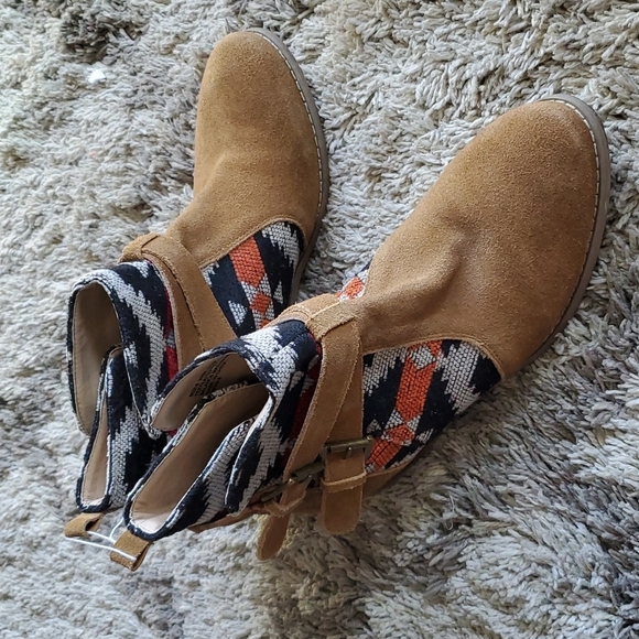 Plume by Farylrobin Mixed Media Suede Booties Size 8 - Picture 9 of 9